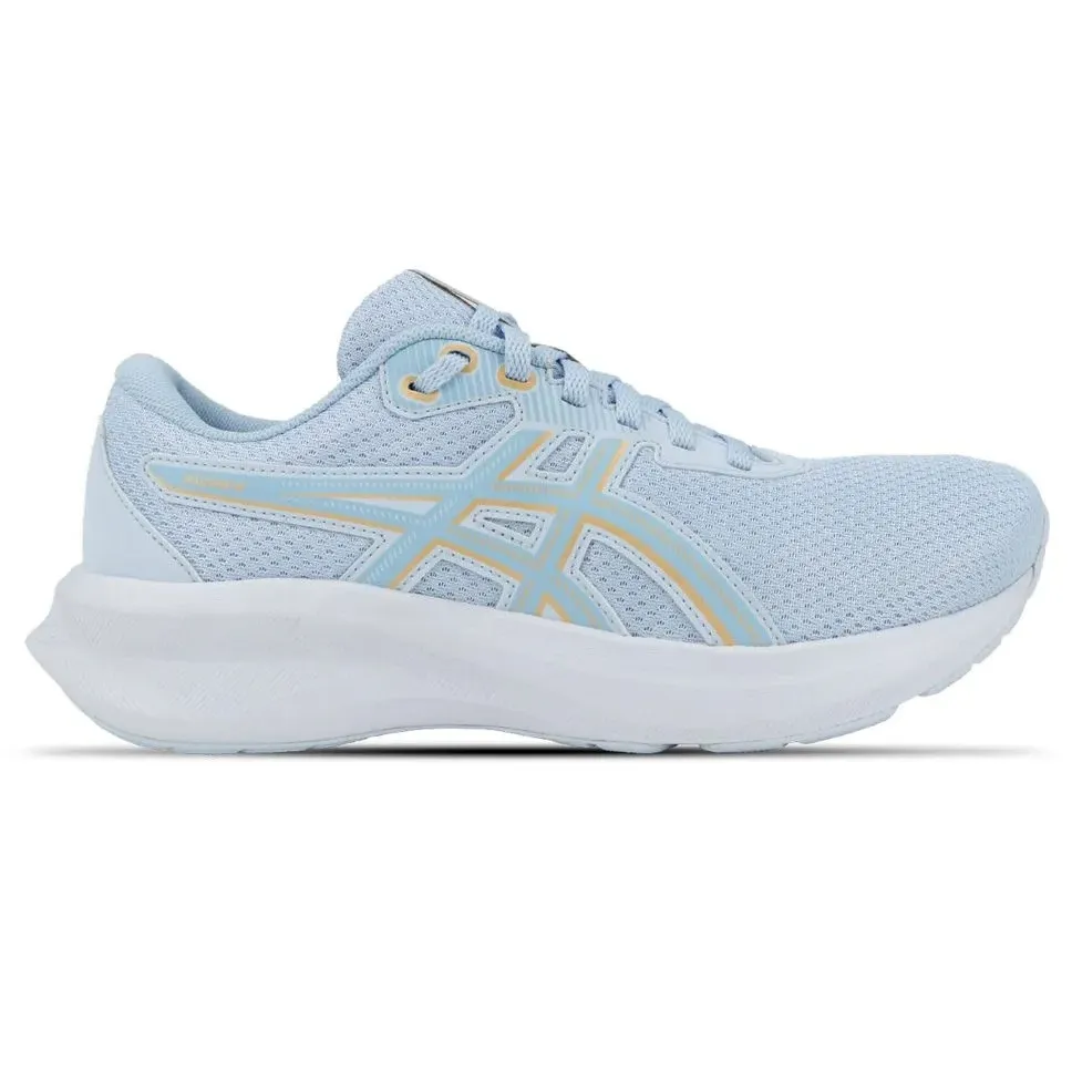 Tênis de corrida feminino Asics Raiden 5 azul claro com detalhes dourados mostrando o design respirável e solado branco aderente